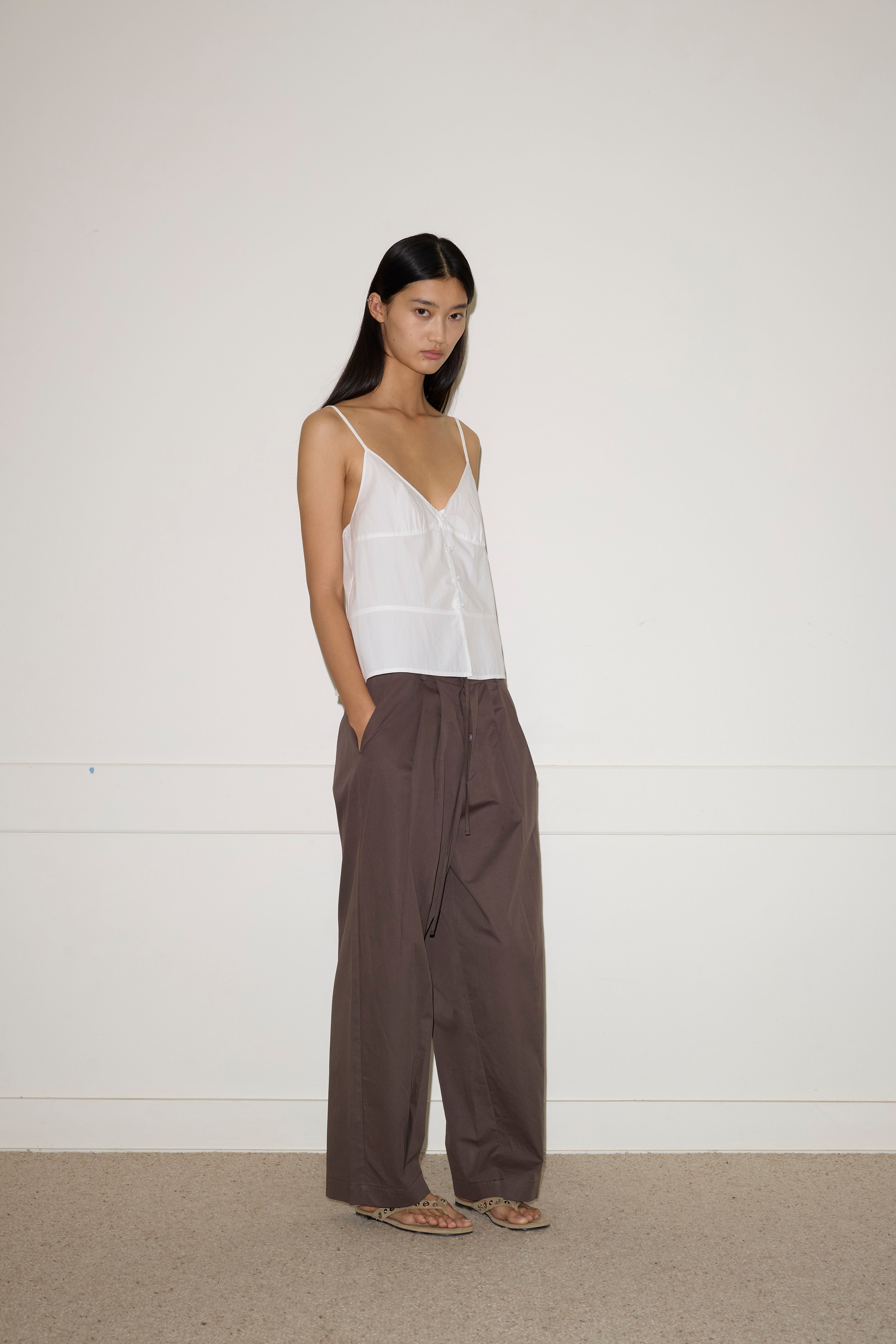 241212_Deiji_26_turnpantcocoseamtopwhite_2426.jpg
