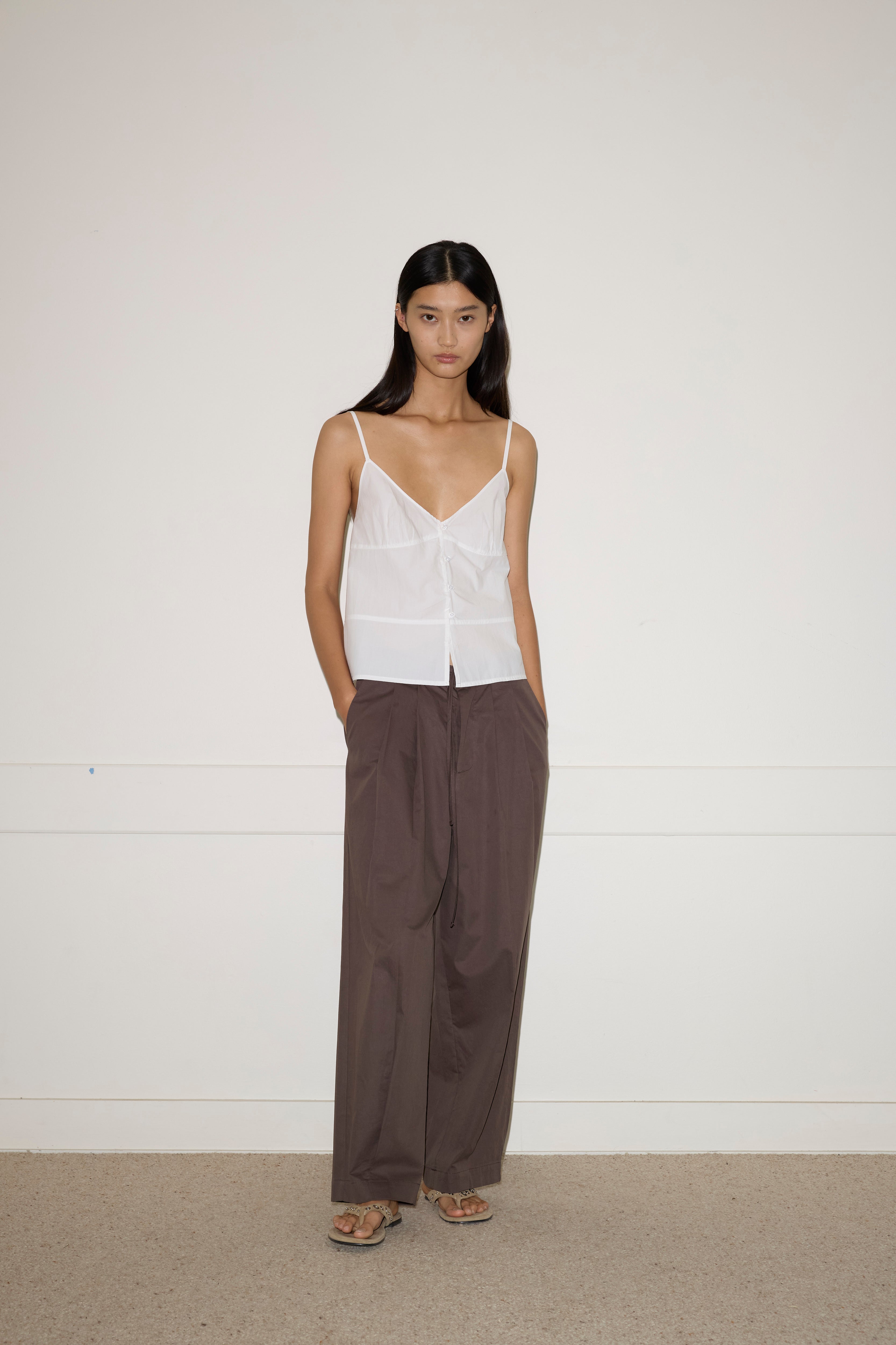 241212_Deiji_26_turnpantcocoseamtopwhite_2434.jpg