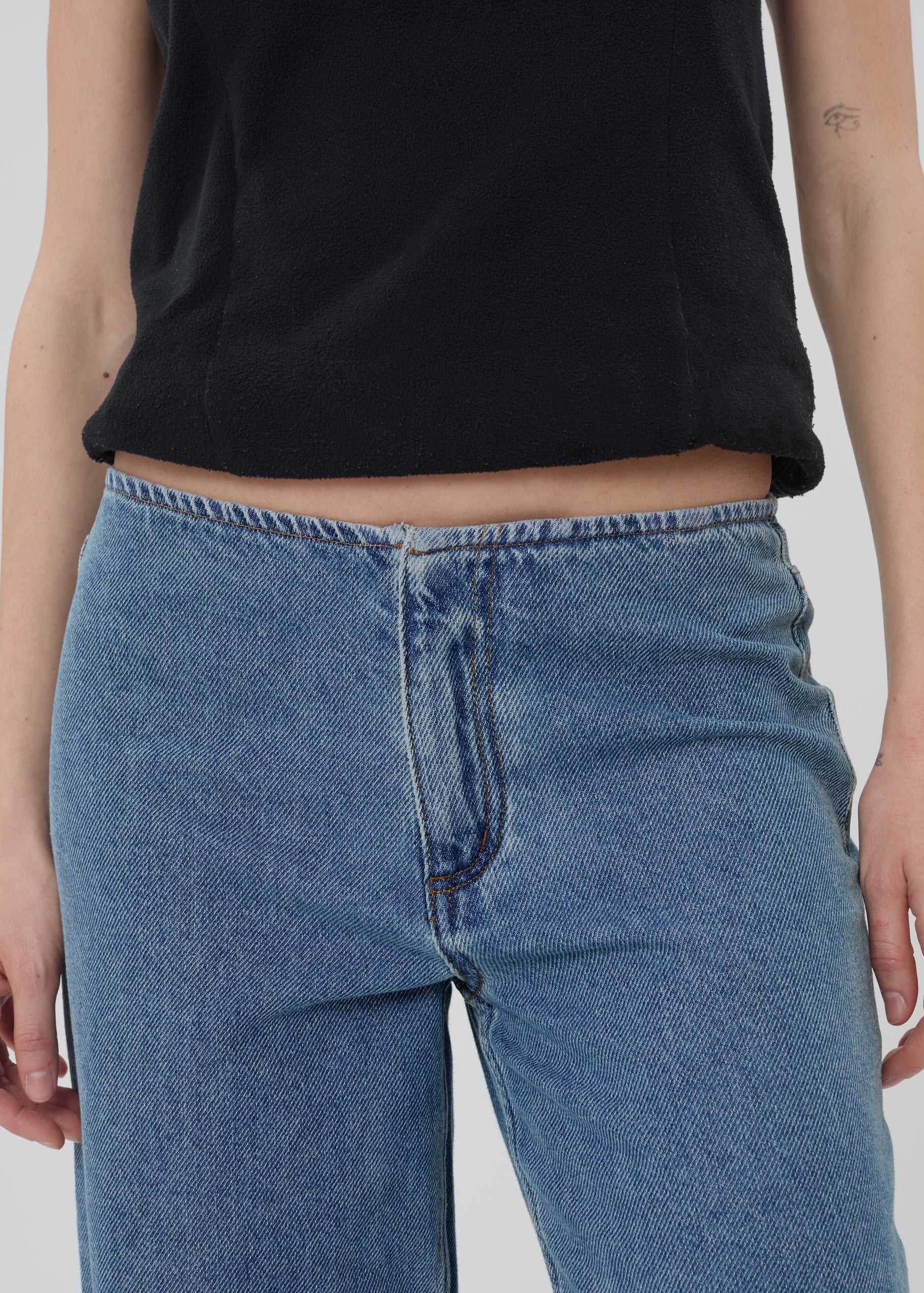 251211_Still_Here_December_Ecomm_Sport_Jean_Classic_Blue_0207.jpg