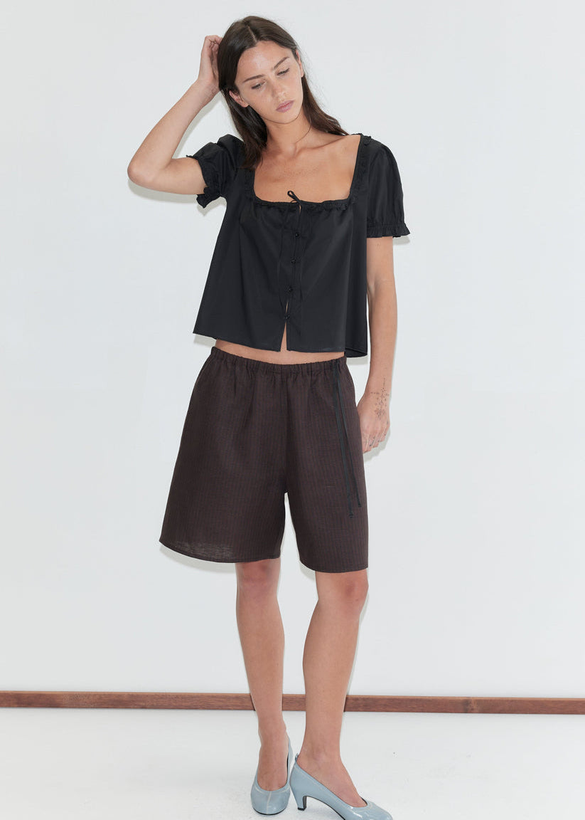 260107_DEIJI_09_FLOUNCE_FRILL_TOP_BLACK_MID_LINEN_SHORT_BROWN_BLACK_STRIPE_8186.jpg