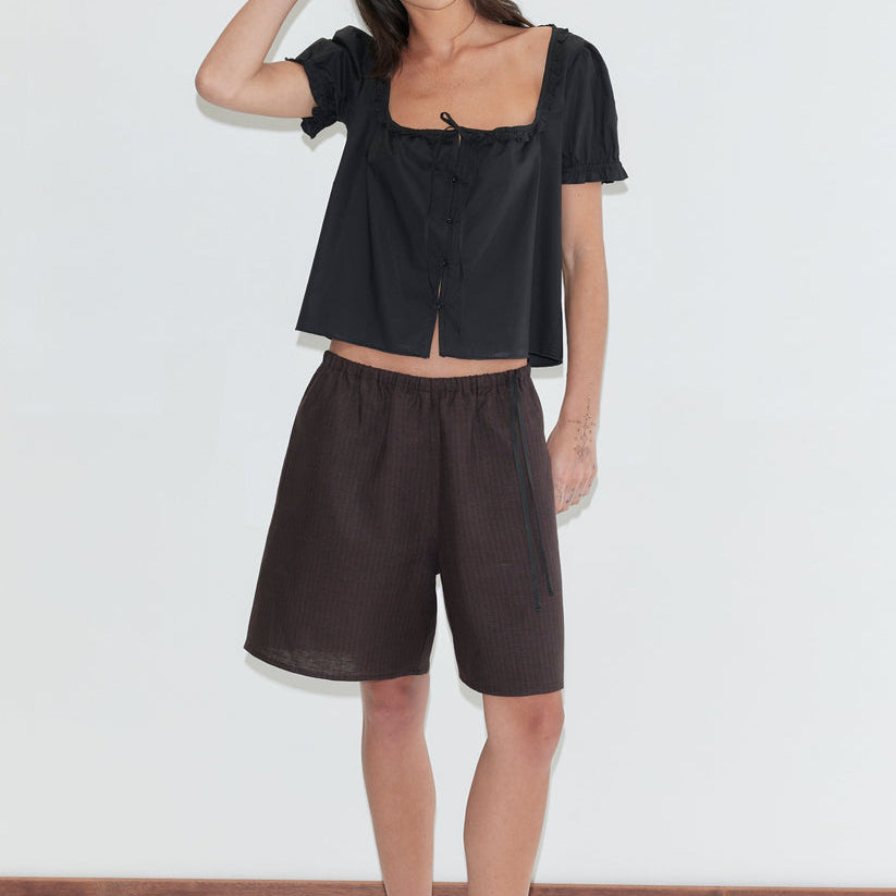 260107_DEIJI_09_FLOUNCE_FRILL_TOP_BLACK_MID_LINEN_SHORT_BROWN_BLACK_STRIPE_8186.jpg