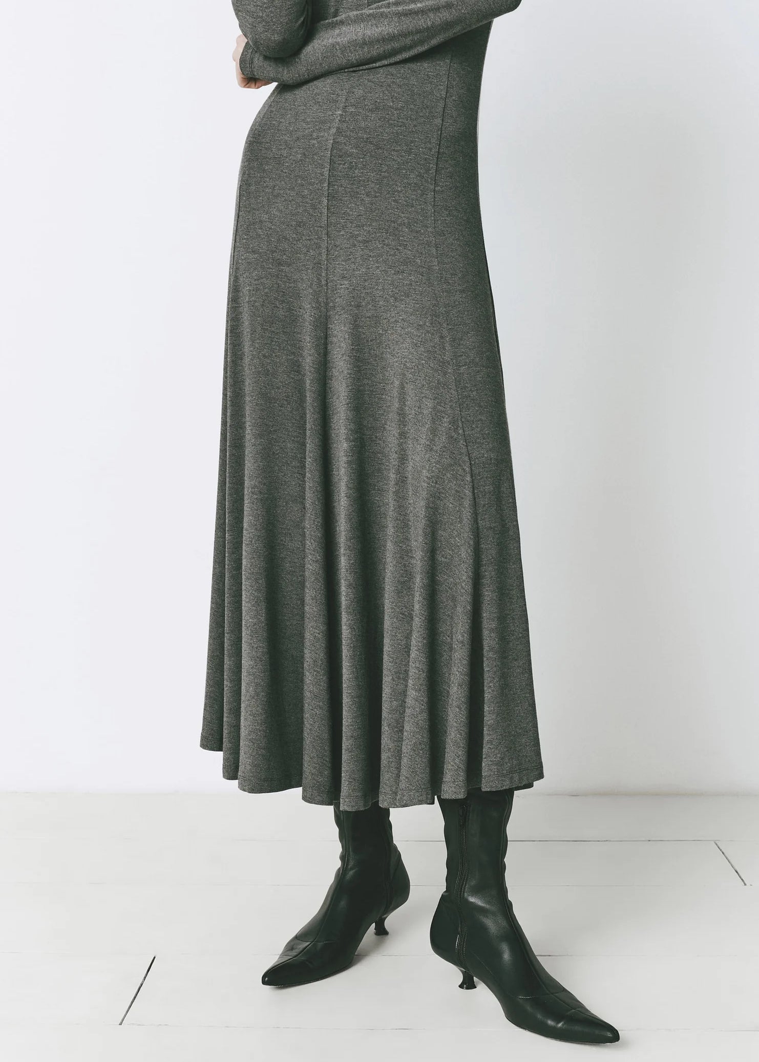 RueSophie_ClerJerseyMidiDress_Grey_3_1482x_09749182-73e5-4ba6-9b13-dd518015cbc1.webp