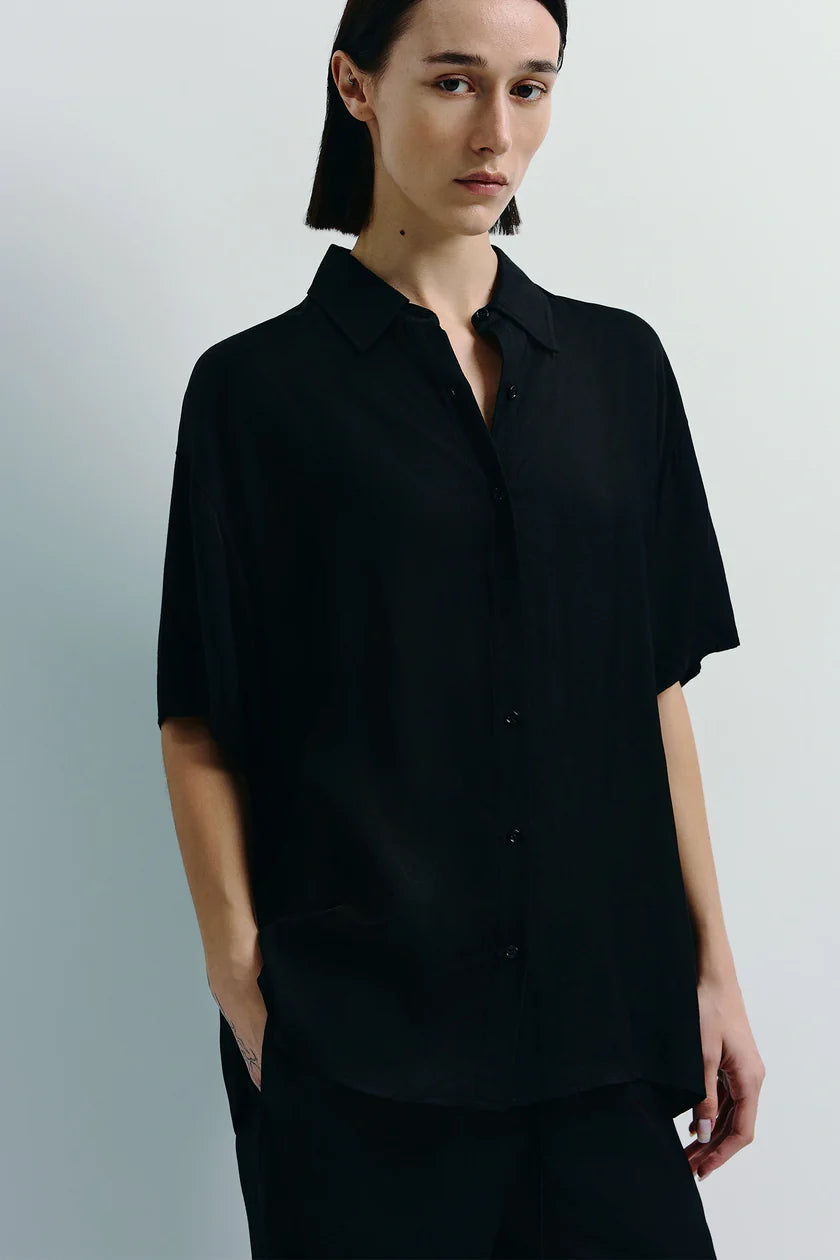 S424TS563_DrayButtonDownShirt_Black_4_840x_21ddbb6d-0682-4bd9-a90c-42d8964aaa16.webp