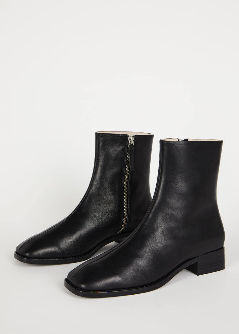 TOURBLACKLEATHER4_86507bf2-403a-4f9a-8e12-c11515e5c195.jpg