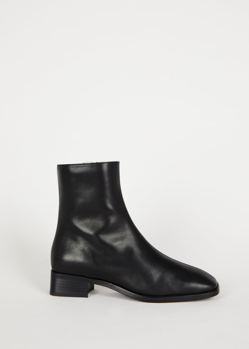 TOURBLACKLEATHER_67d7ed0a-5ff1-4ad6-82b8-214aeae49f94.jpg
