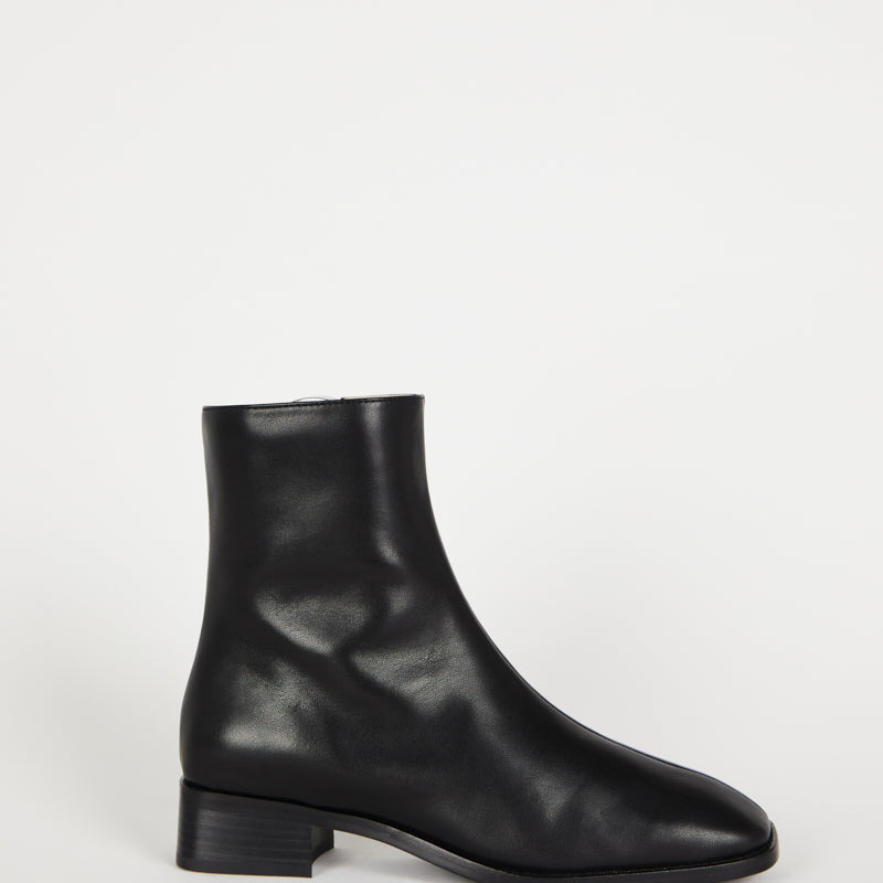 TOURBLACKLEATHER_67d7ed0a-5ff1-4ad6-82b8-214aeae49f94.jpg