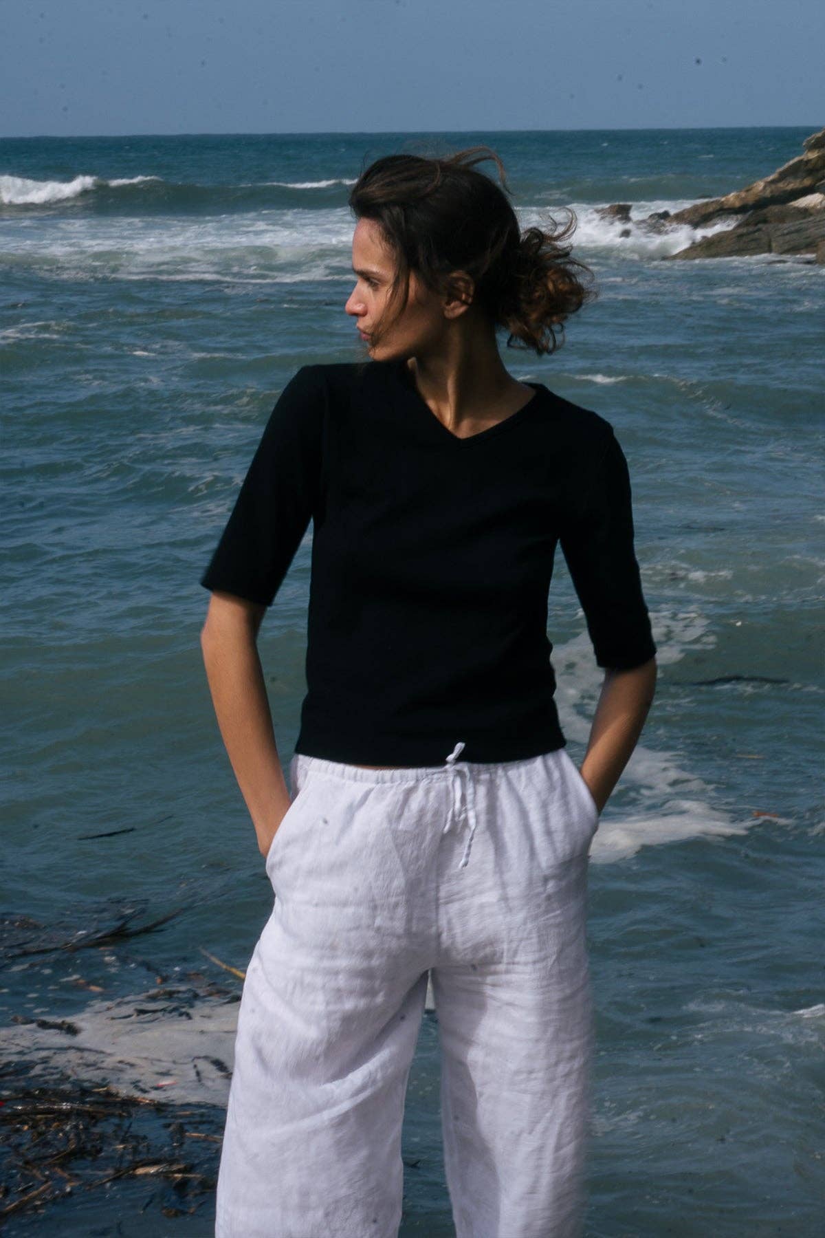 LA RELAXED - Organic Rib V Neck: White / XS