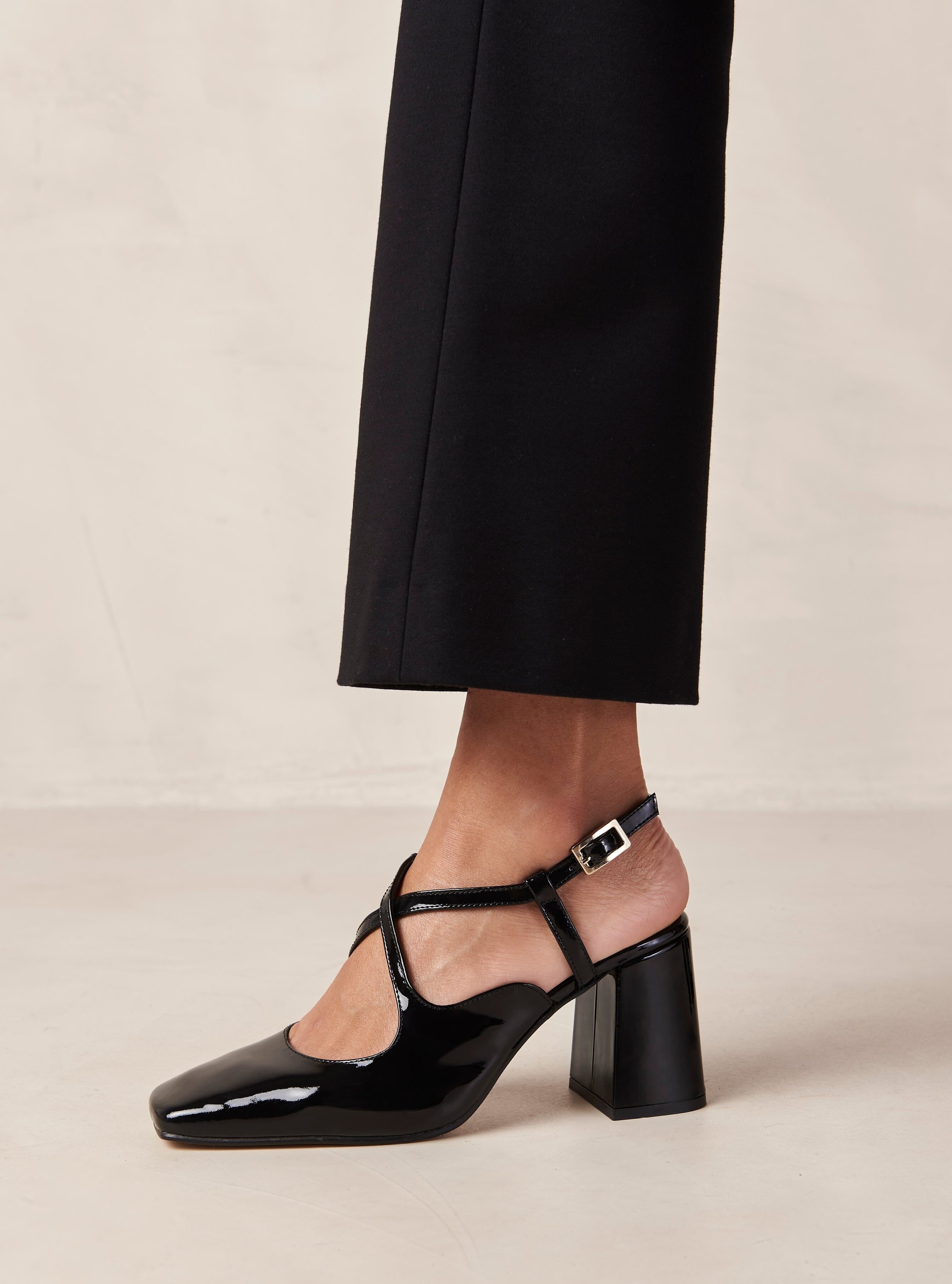 reggie-onix-black-leather-pumps-pumps-alohas-186757_3000x_2d309512-ca8e-4100-877d-e5e35fefe237.jpg